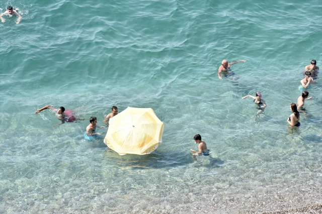 Antalya'da Sıcak Hava Tatilcileri Sahillere Akın Ettirdi