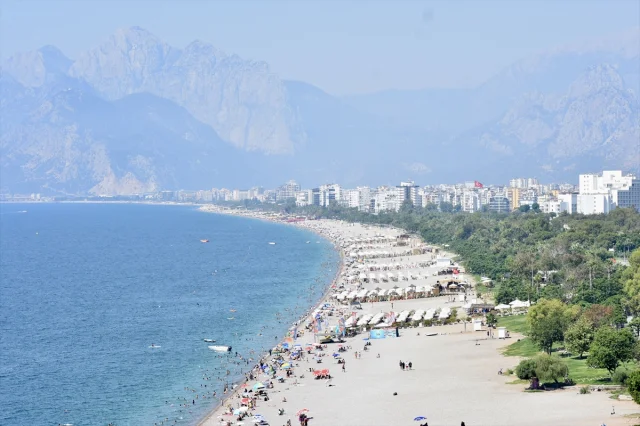 Antalya'da Sıcak Hava Tatilcileri Sahillere Akın Ettirdi
