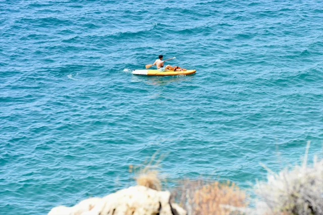 Antalya'da Sıcak Hava Tatilcileri Sahillere Akın Ettirdi