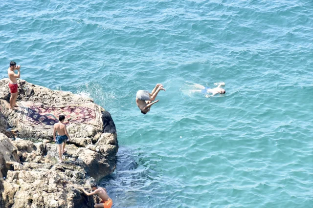 Antalya'da Sıcak Hava Tatilcileri Sahillere Akın Ettirdi