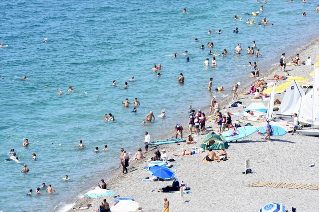 Antalya'da Sıcak Hava Tatilcileri Sahillere Akın Ettirdi