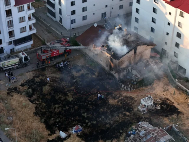 Bingöl'deki Yangın Korku Yarattı İtfaiye Hızla Müdahale Etti