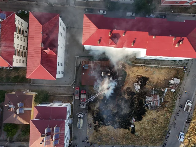 Bingöl'deki Yangın Korku Yarattı İtfaiye Hızla Müdahale Etti