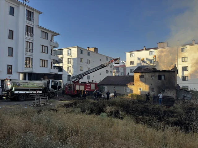 Bingöl'deki Yangın Korku Yarattı İtfaiye Hızla Müdahale Etti