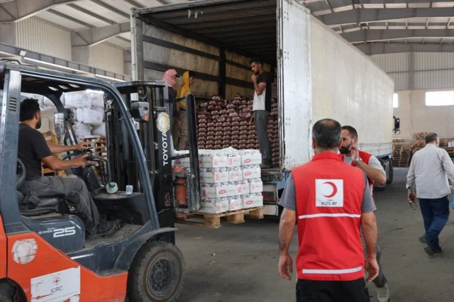 Türk Kızılay, Suriye'deki Sivillere Yeni Yardım Tırları Gönd...
