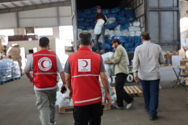 Türk Kızılay, Suriye'deki Sivillere Yeni Yardım Tırları Gönderdi