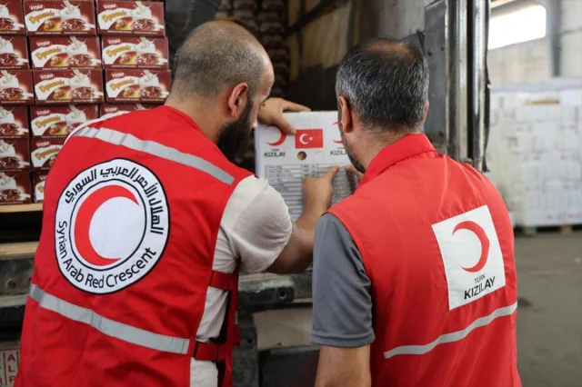 Türk Kızılay, Suriye'deki Sivillere Yeni Yardım Tırları Gönderdi