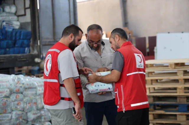 Türk Kızılay, Suriye'deki Sivillere Yeni Yardım Tırları Gönderdi