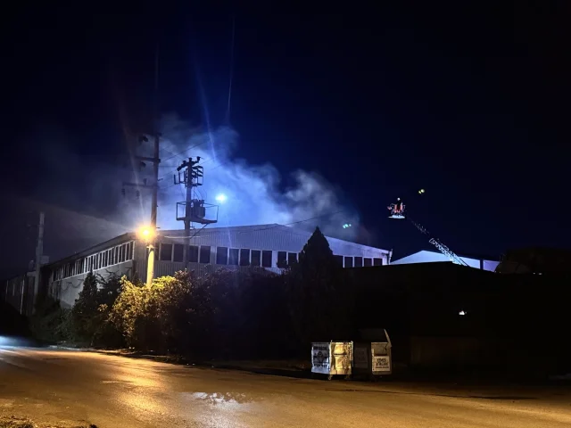 Kocaeli'de Fabrikada Çıkan Yangın Korkuttu