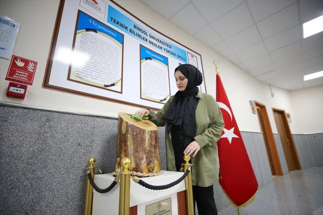 Temizlik Personeli Hacer'in Azmi Tıp Hayalini Gerçekleştirdi