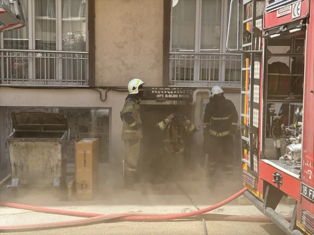 Bursa'da Çıkan Apartman Yangını Korku Yarattı