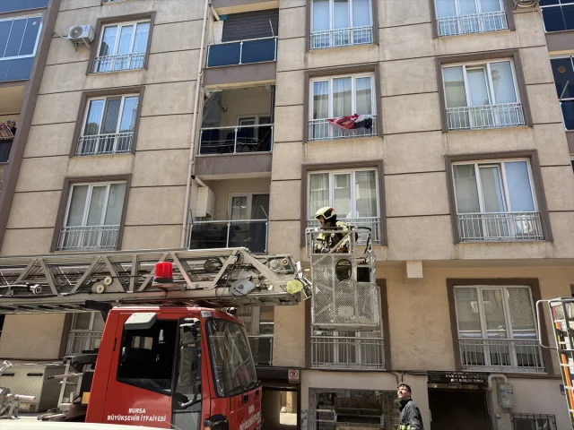 Bursa'da Çıkan Apartman Yangını Korku Yarattı