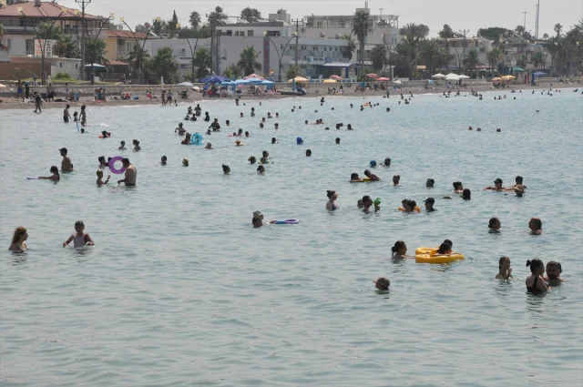 Mersin'de Kavurucu Sıcaktan Kaçanların Yeni Adresi: Sahiller
