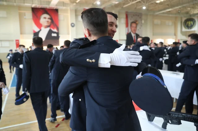 Erzincan'da Düzenlenen Mezuniyet Töreni ile 449 Polis Adayı Göreve Hazırlanıyor