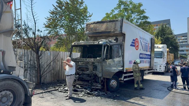 Sancaktepe'de Kamyonet Yangını: Otluk Alana Sıçrayan Alevler...