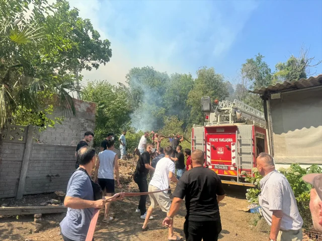 Sakarya'da Orman Yangını Kontrol Altına Alınmaya Çalışılıyor