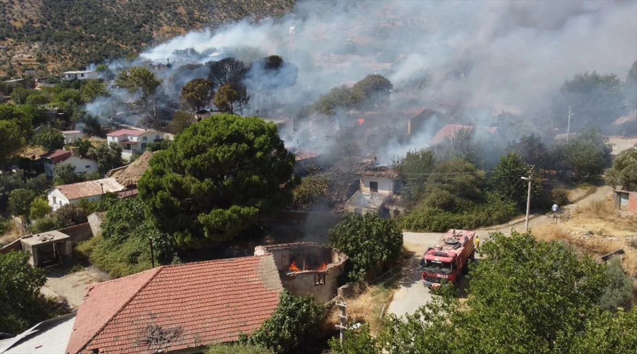İzmir'de Çıkan Yangın Mahalleye Sıçradı: Kontrol Altında
