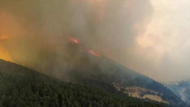 Karabük’te Orman Yangını Söndürme Çabaları Sürüyor