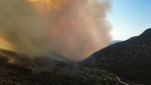 Karabük’te Orman Yangını Söndürme Çabaları Sürüyor