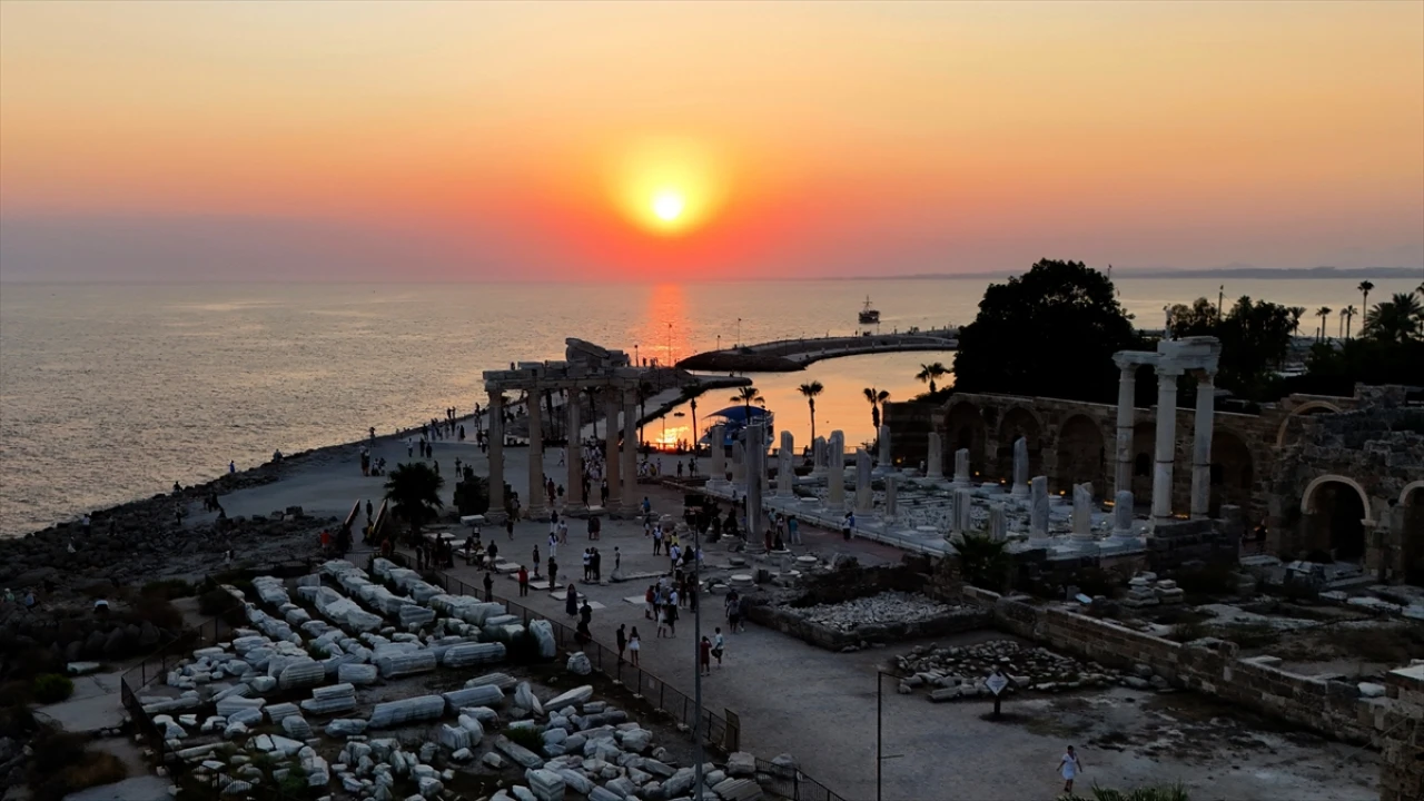 Apollon Tapınağı'nda Gün Batımının Görkemli Manzarası Ziyaretçileri Büyülüyor