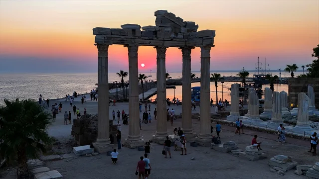 Apollon Tapınağı'nda Gün Batımının Görkemli Manzarası Ziyaretçileri Büyülüyor