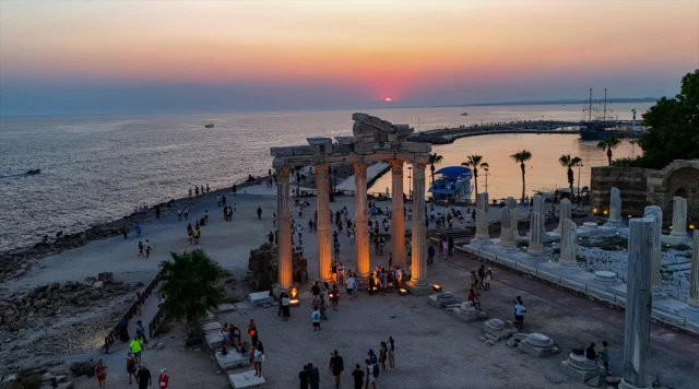 Apollon Tapınağı'nda Gün Batımının Görkemli Manzarası Ziyaretçileri Büyülüyor
