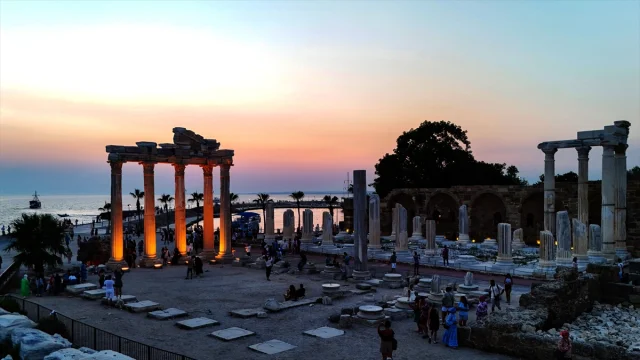 Apollon Tapınağı'nda Gün Batımının Görkemli Manzarası Ziyaretçileri Büyülüyor