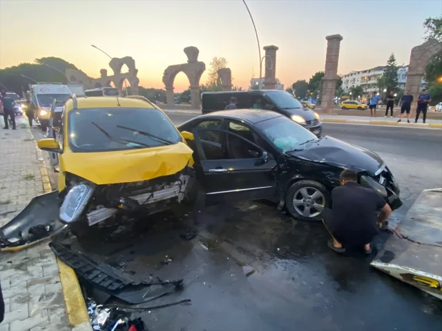 Antalya'da Turistlerin Karıştığı Trafik Kazası: 7 Kişi Yaral...