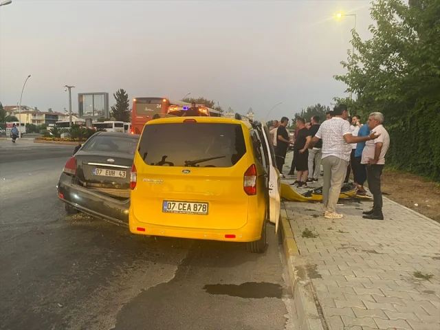 Antalya'da Turistlerin Karıştığı Trafik Kazası: 7 Kişi Yaralandı