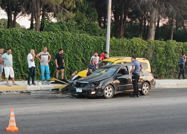 Antalya'da Turistlerin Karıştığı Trafik Kazası: 7 Kişi Yaralandı