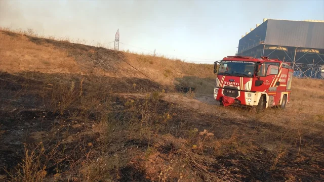 Balıkesir'de Arazide Çıkan Yangına Müdahale Devam Ediyor
