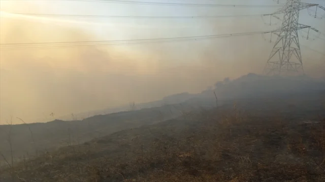 Balıkesir'de Arazide Çıkan Yangına Müdahale Devam Ediyor