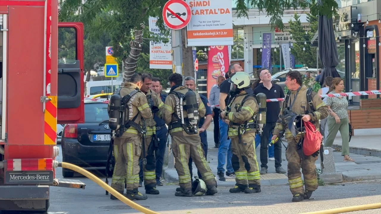 İstanbul'da Apartmanda Çıkan Yangın Panik Yarattı