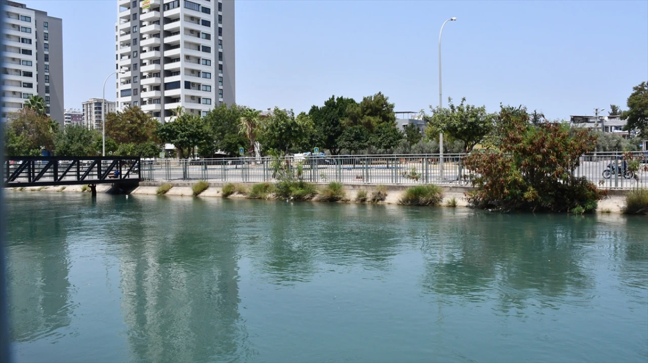 Adana'da Sulama Kanalına Kapılan Çocuğu İnşaat İşçisi Kahraman Gibi Kurtardı