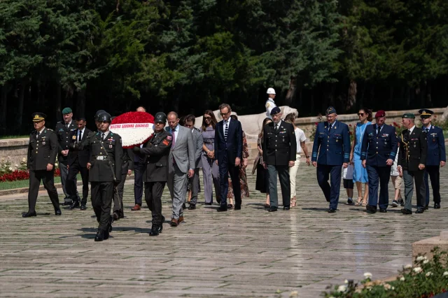 Belçika Savunma Bakanı Francken Anıtkabiri Ziyaret Etti