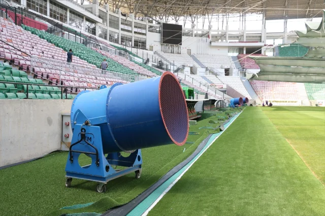 Diyarbakır ve Elazığ'daki Stadlar Aşırı Sıcaklarla Nasıl Mücadele Ediyor