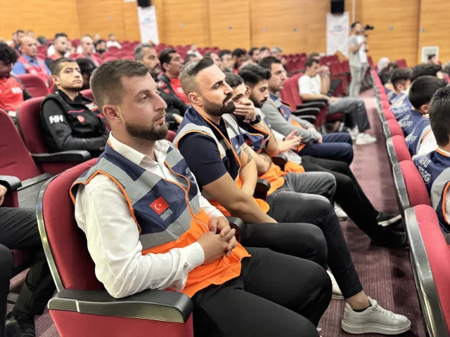 Siirt'te Gönüllülük Hareketi Güçleniyor: AFAD Destek Gönüllülerine Kimlik Kartı Teslim Edildi