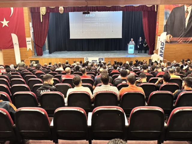 Siirt'te Gönüllülük Hareketi Güçleniyor: AFAD Destek Gönüllülerine Kimlik Kartı Teslim Edildi