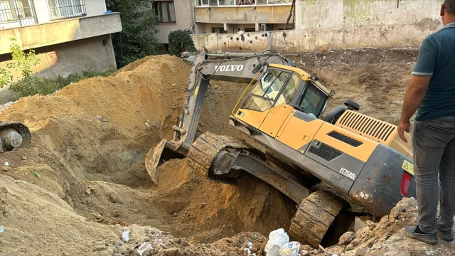 İstanbul'da İnşaat Çalışmasında Büyük Tehlike: İş Makinesi Devrildi