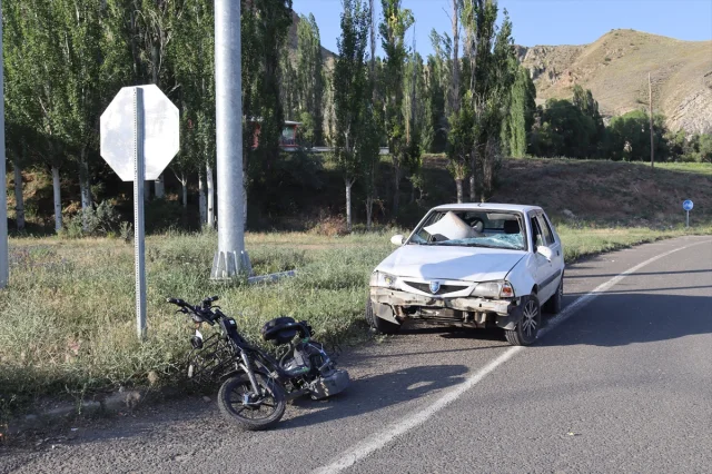 Erzurum'da Araç ve Elektrikli Bisiklet Kazası: 3 Yaralı