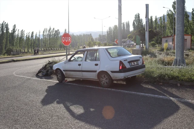 Erzurum'da Araç ve Elektrikli Bisiklet Kazası: 3 Yaralı