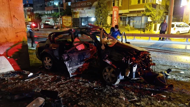 Kocaeli'de Köprü Ayağına Çarpan Araç İki Kişiyi Ağır Yaralad...