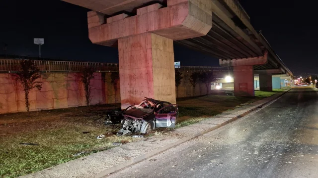 Kocaeli'de Köprü Ayağına Çarpan Araç İki Kişiyi Ağır Yaraladı