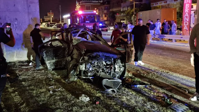 Kocaeli'de Köprü Ayağına Çarpan Araç İki Kişiyi Ağır Yaraladı