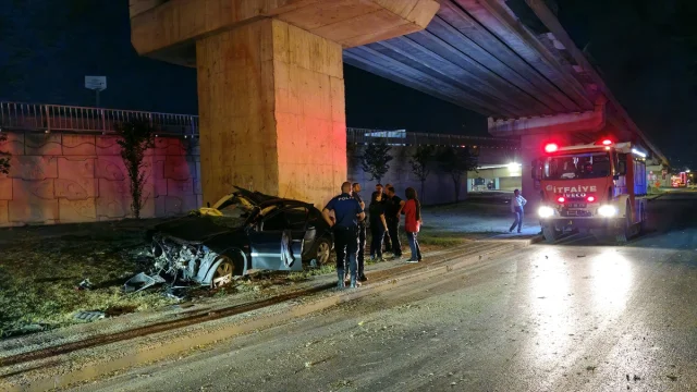 Kocaeli'de Köprü Ayağına Çarpan Araç İki Kişiyi Ağır Yaraladı
