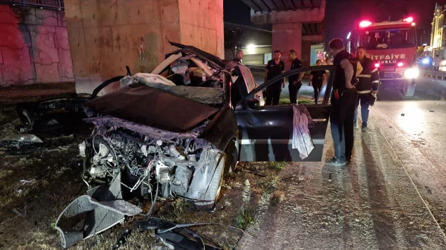 Kocaeli'de Köprü Ayağına Çarpan Araç İki Kişiyi Ağır Yaraladı