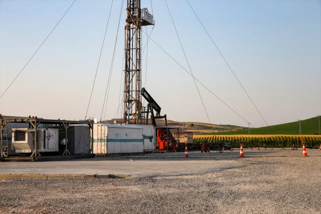Diyarbakır'da Petrol Kuyusunda Çıkan Yangın Panik Yarattı
