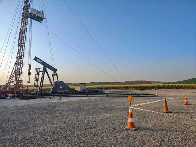 Diyarbakır'da Petrol Kuyusunda Çıkan Yangın Panik Yarattı