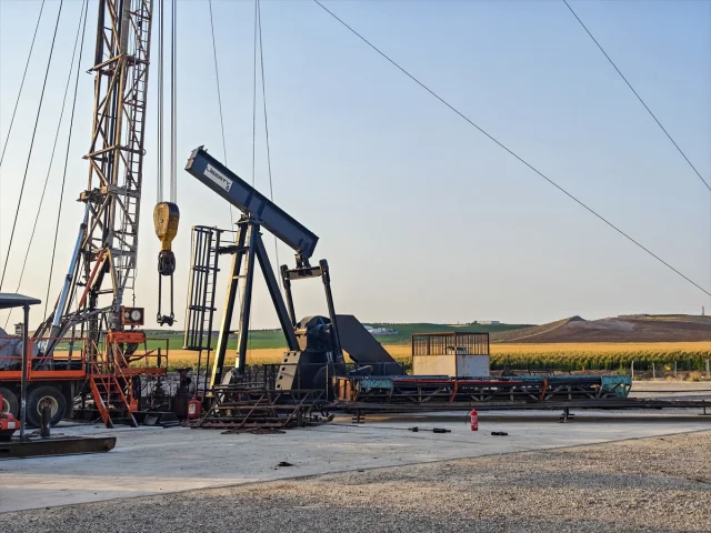 Diyarbakır'da Petrol Kuyusunda Çıkan Yangın Panik Yarattı