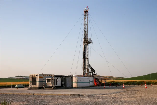 Diyarbakır'da Petrol Kuyusunda Çıkan Yangın Panik Yarattı
